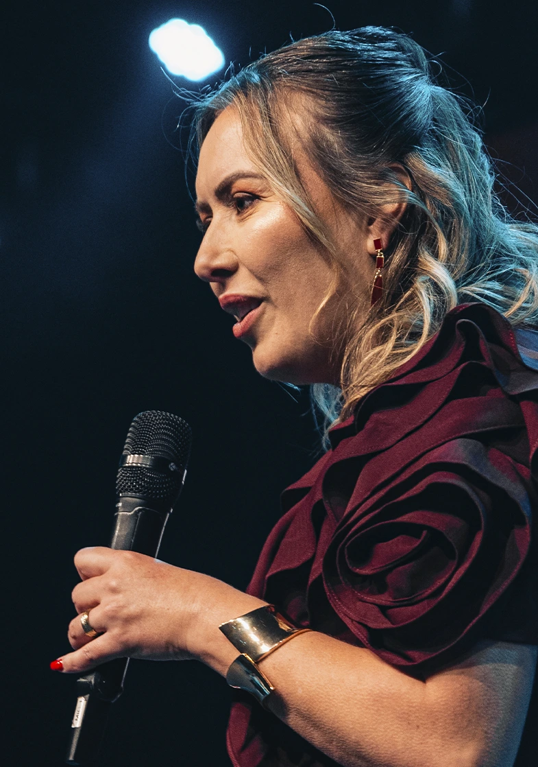 Euza Bispo, CEO da EB Educação, palestrando